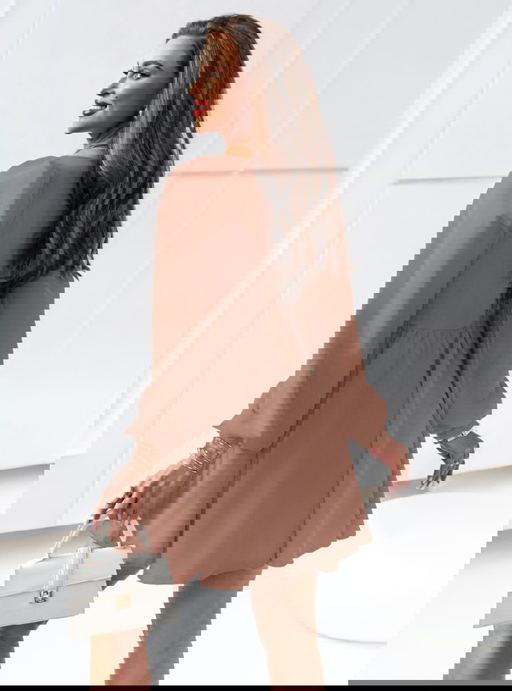 Sukienka z marszczeniem na dekolcie...