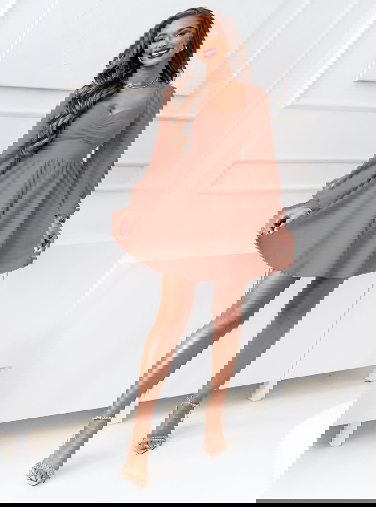 Sukienka z marszczeniem na dekolcie...