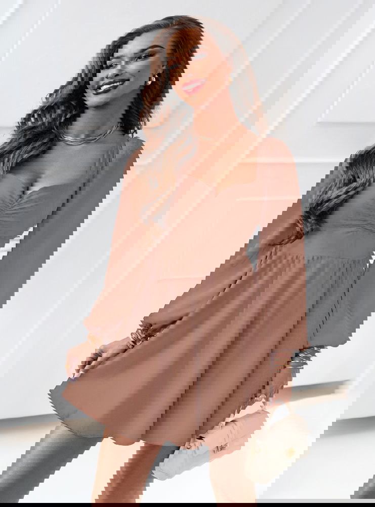 Sukienka z marszczeniem na dekolcie...