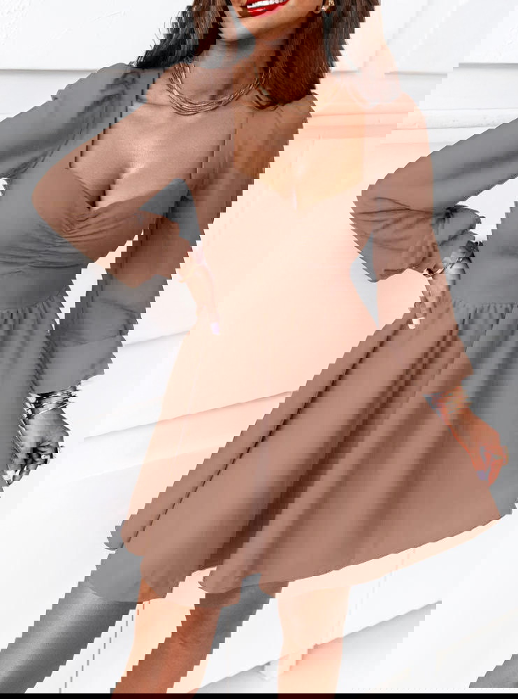 Sukienka z marszczeniem na dekolcie...