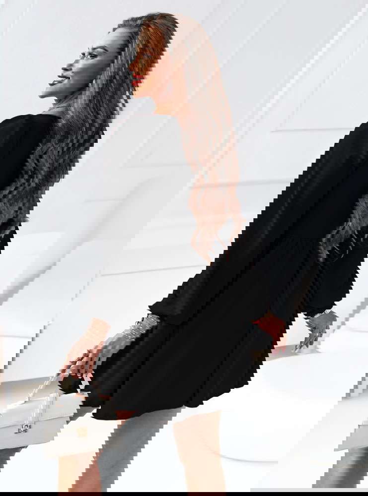 Czarna sukienka z marszczeniem na...