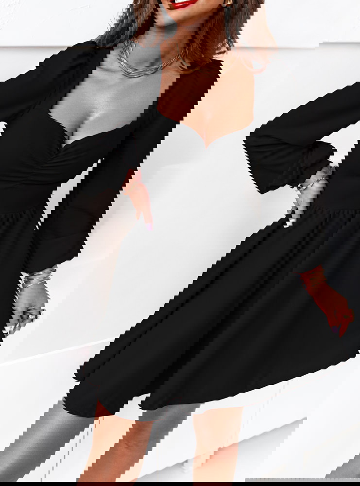 Czarna sukienka z marszczeniem na...