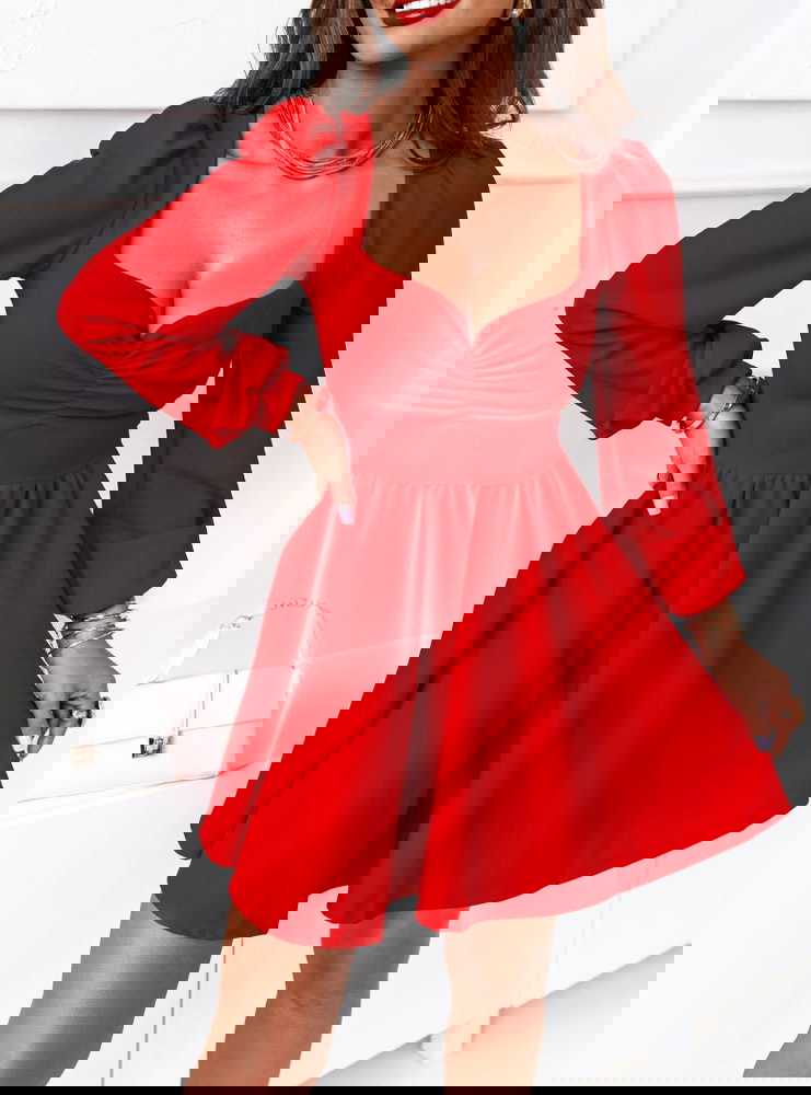 Malinowa sukienka z marszczeniem na...