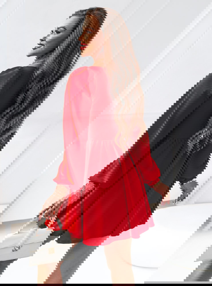 Malinowa sukienka z marszczeniem na...