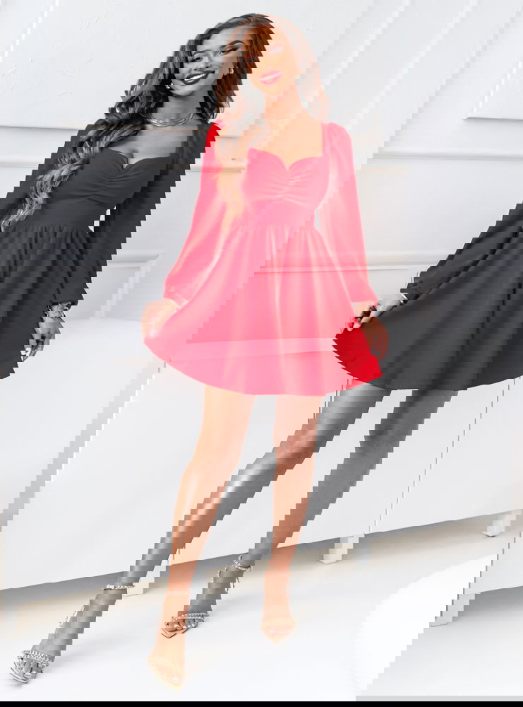 Malinowa sukienka z marszczeniem na...