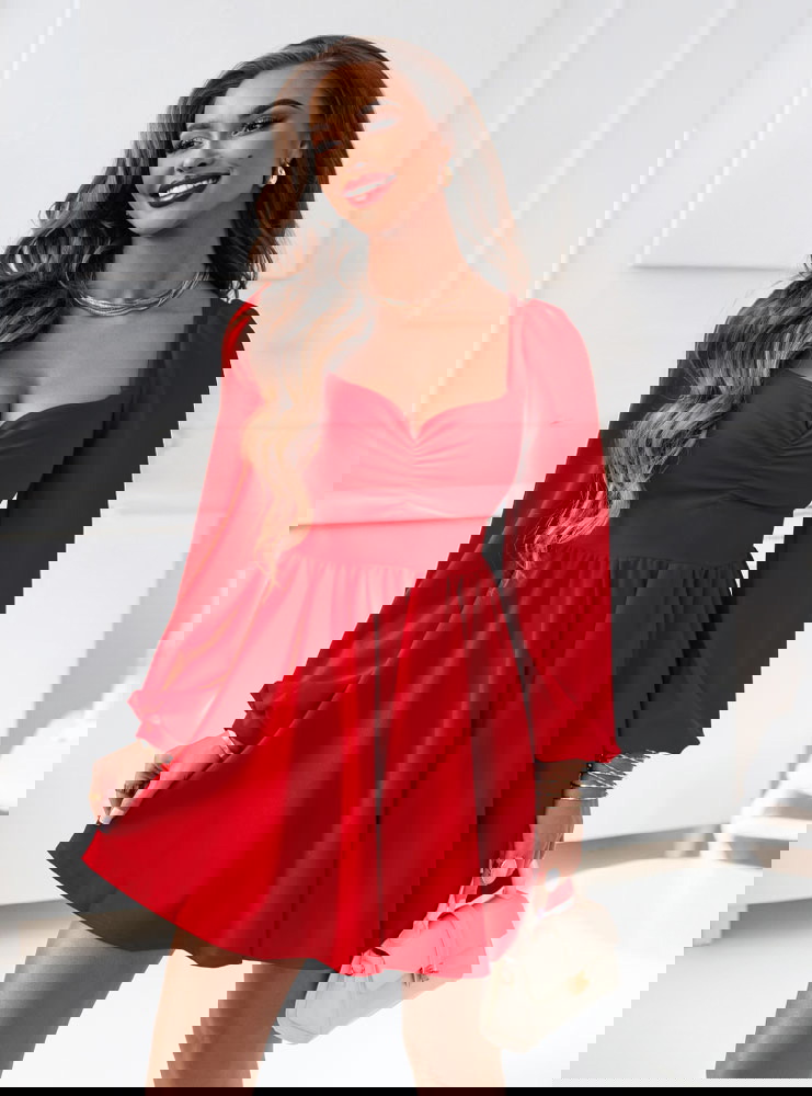 Malinowa sukienka z marszczeniem na...