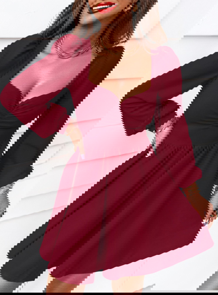 Bordowa sukienka z marszczeniem na...