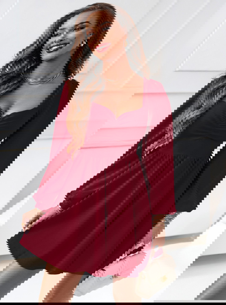 Bordowa sukienka z marszczeniem na...