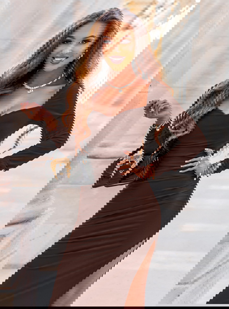 Czekoladowa długa sukienka z rozcięciem i ozdobnymi marszczeniami Clementine