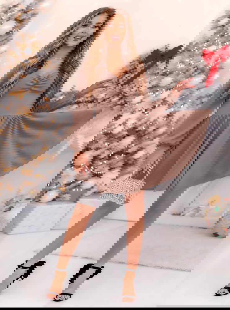 Sukienka z marszczeniem na dekolcie...