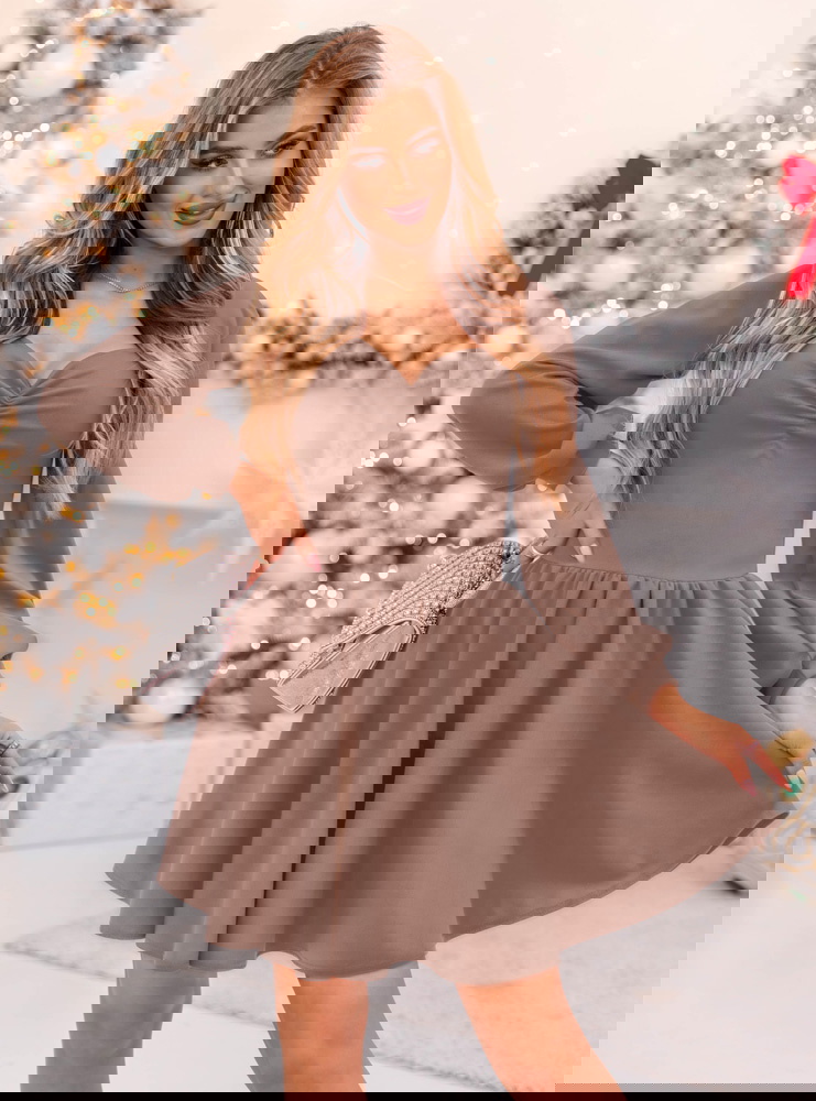 Sukienka z marszczeniem na dekolcie...