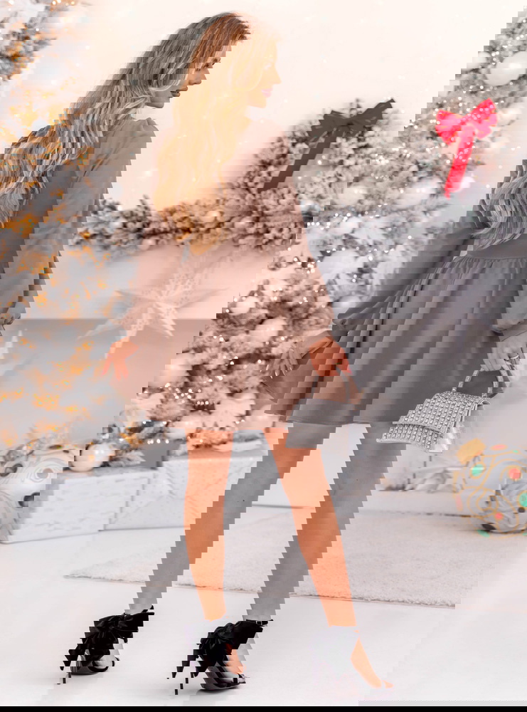 Sukienka z marszczeniem na dekolcie...