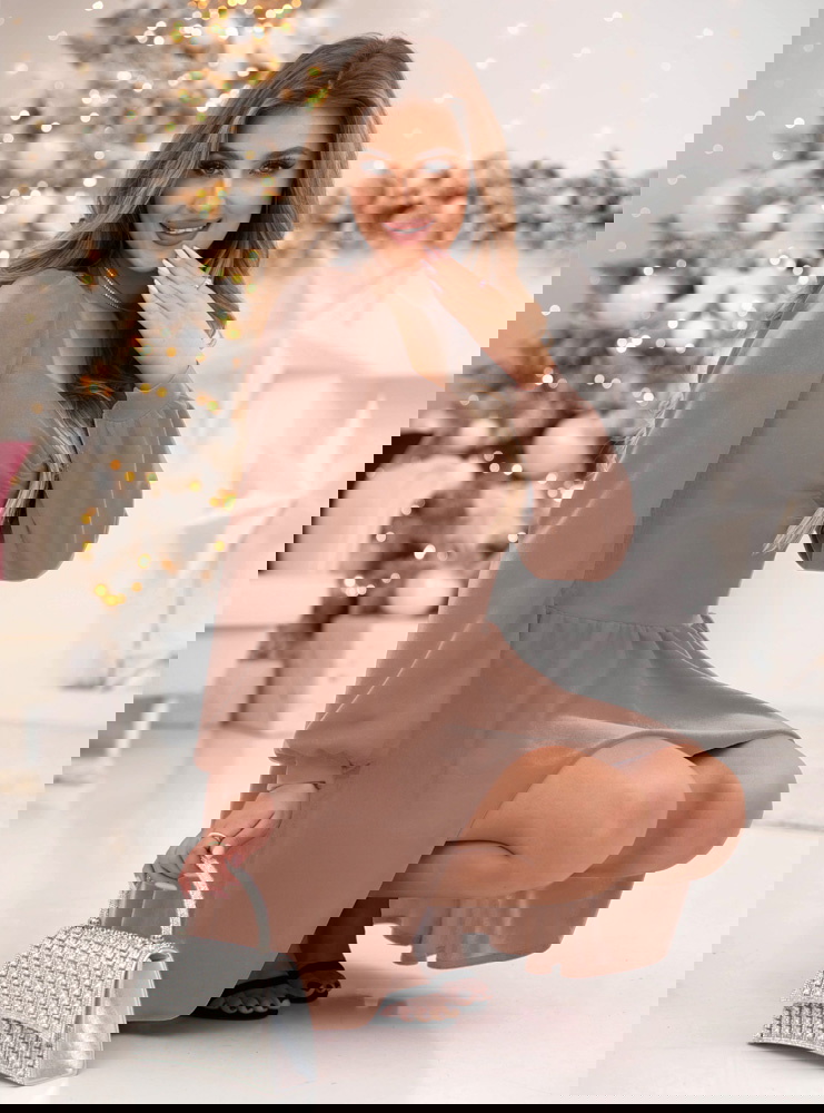 Sukienka z marszczeniem na dekolcie...