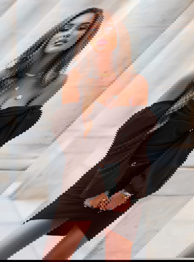 Czekoladowa sukienka z dekoltem w...