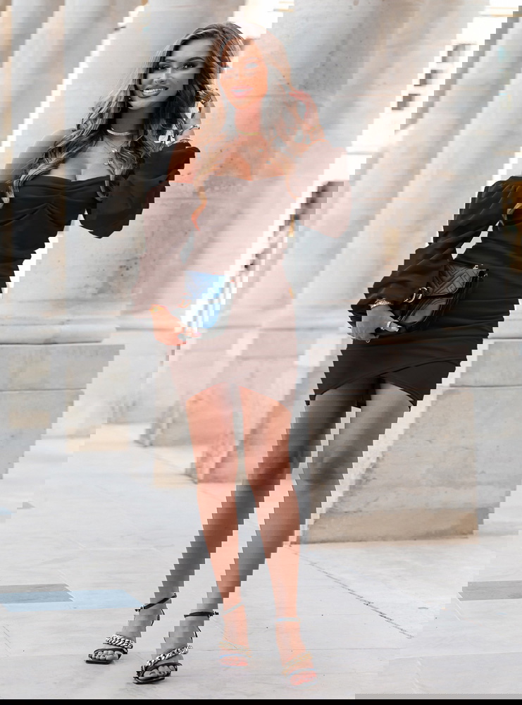 Czekoladowa sukienka z dekoltem w...