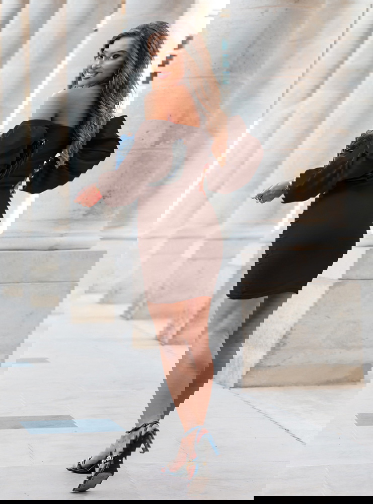 Czekoladowa sukienka z dekoltem w...