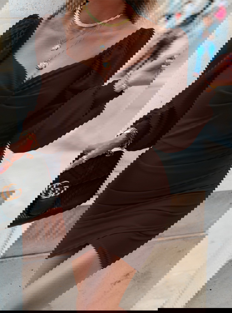 Czekoladowa sukienka z dekoltem w...