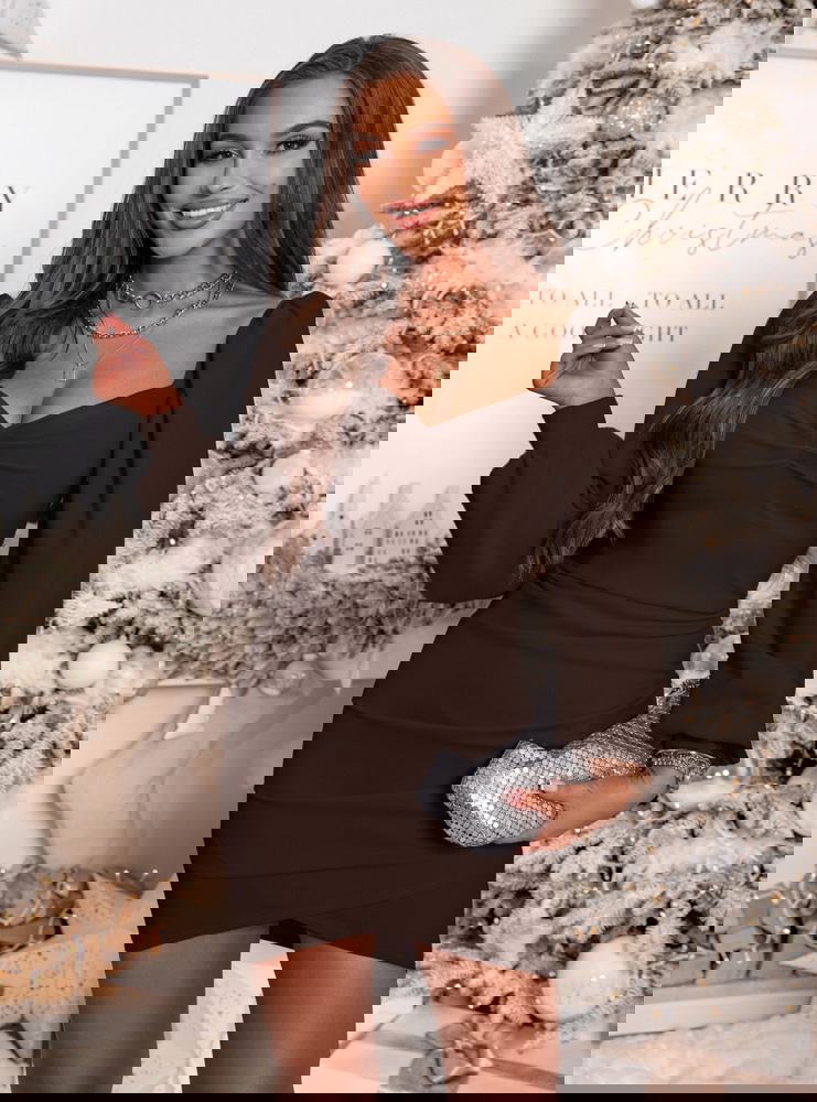 Czekoladowa sukienka z dekoltem w...