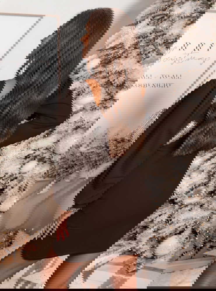 Czekoladowa sukienka z dekoltem w...