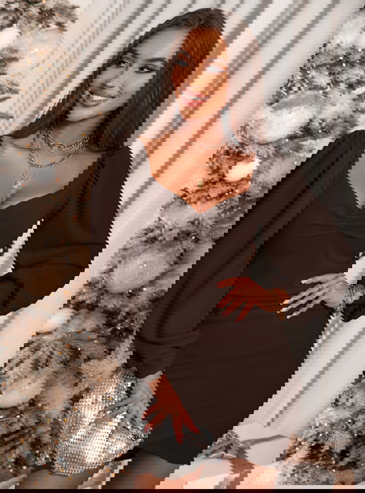 Czekoladowa sukienka z dekoltem w...