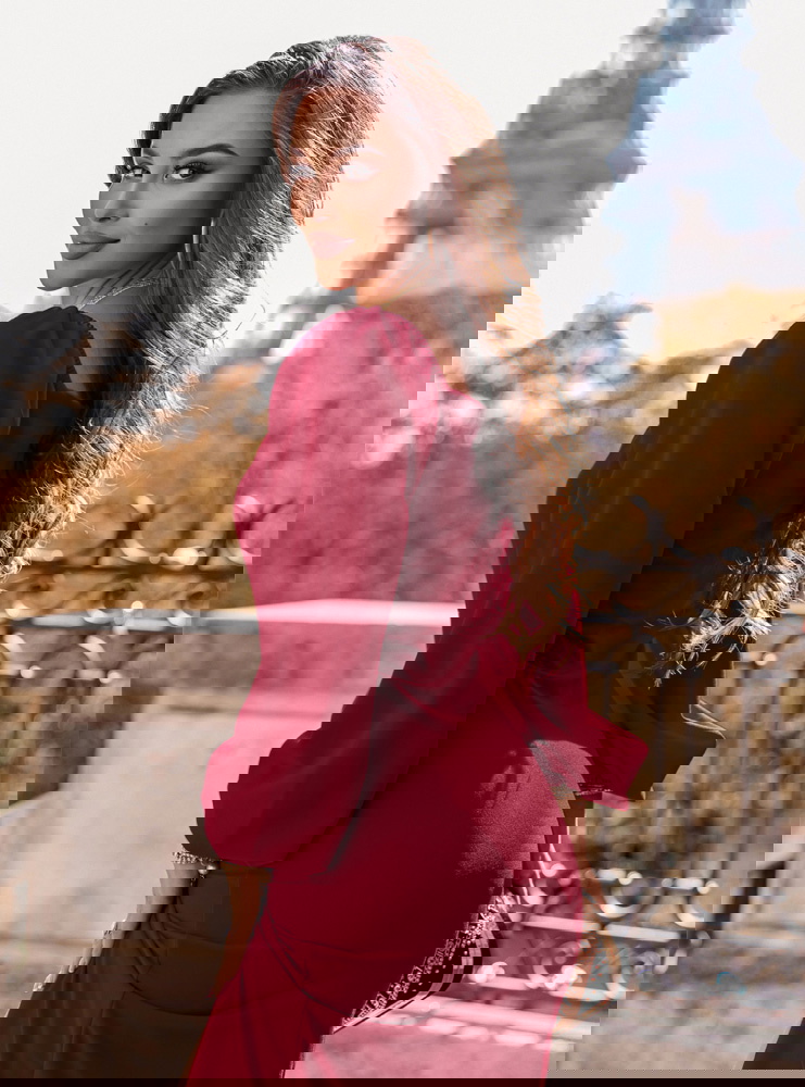 Bordowa sukienka z rozcięciem Darda