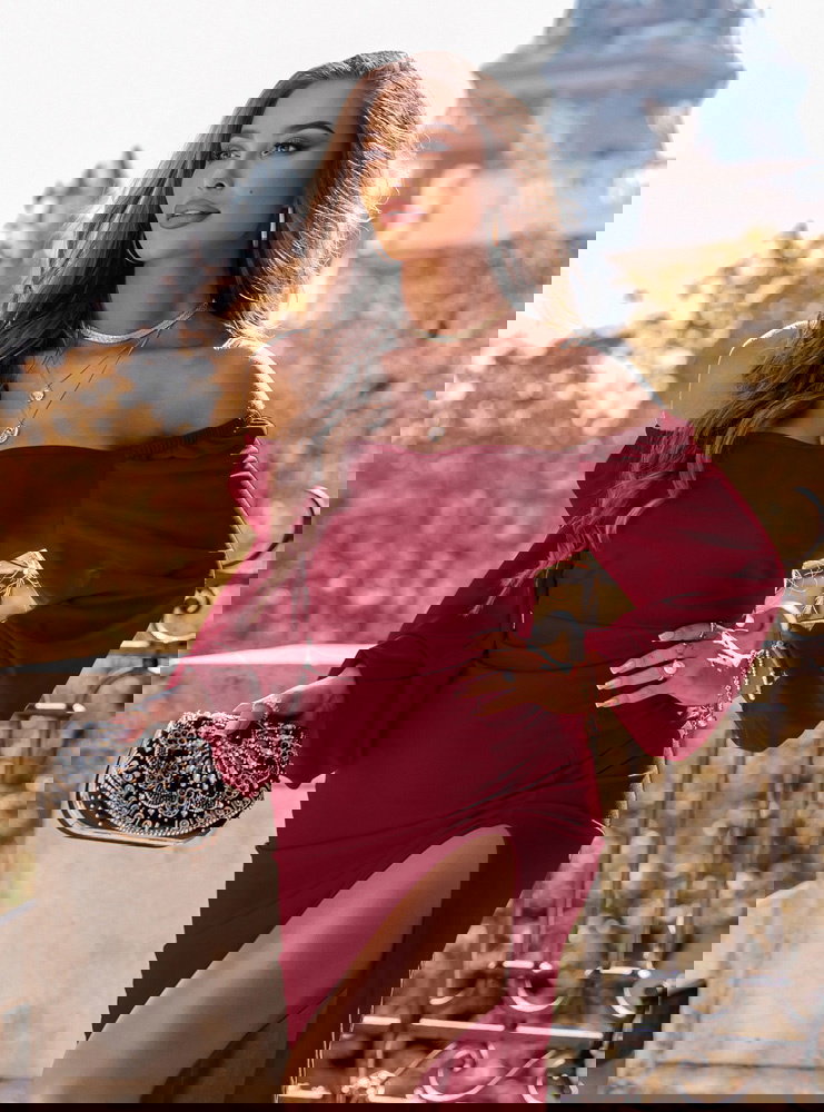 Bordowa sukienka z rozcięciem Darda