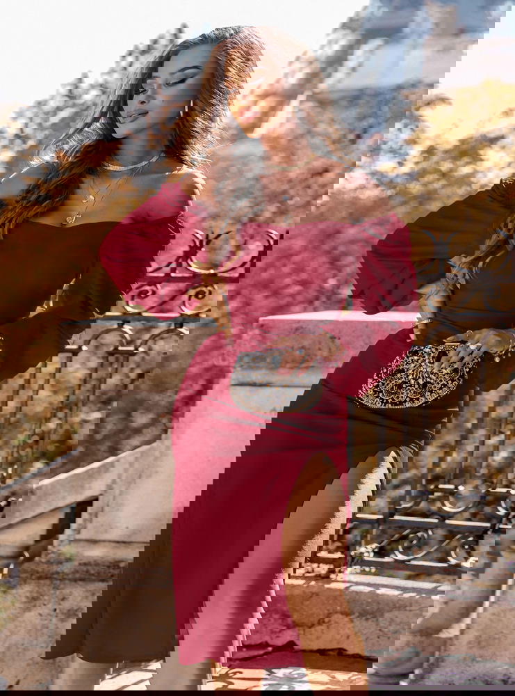 Bordowa sukienka z rozcięciem Darda