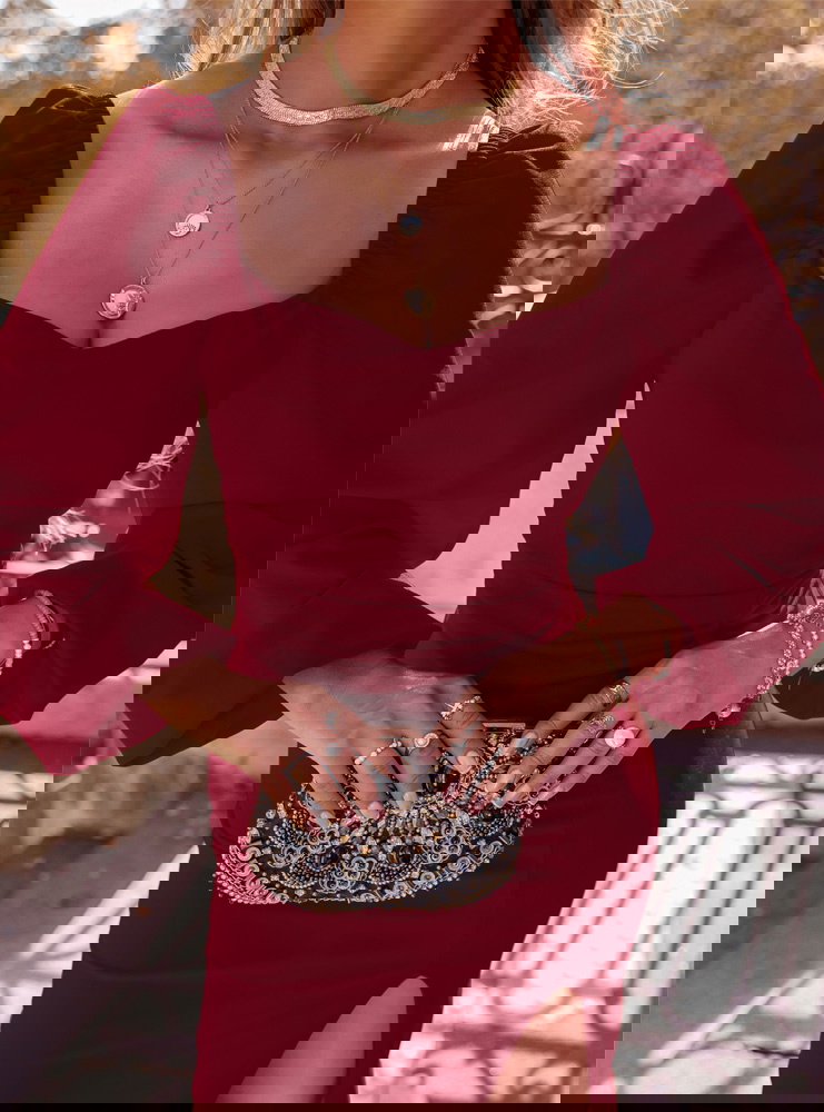 Bordowa sukienka z rozcięciem Darda