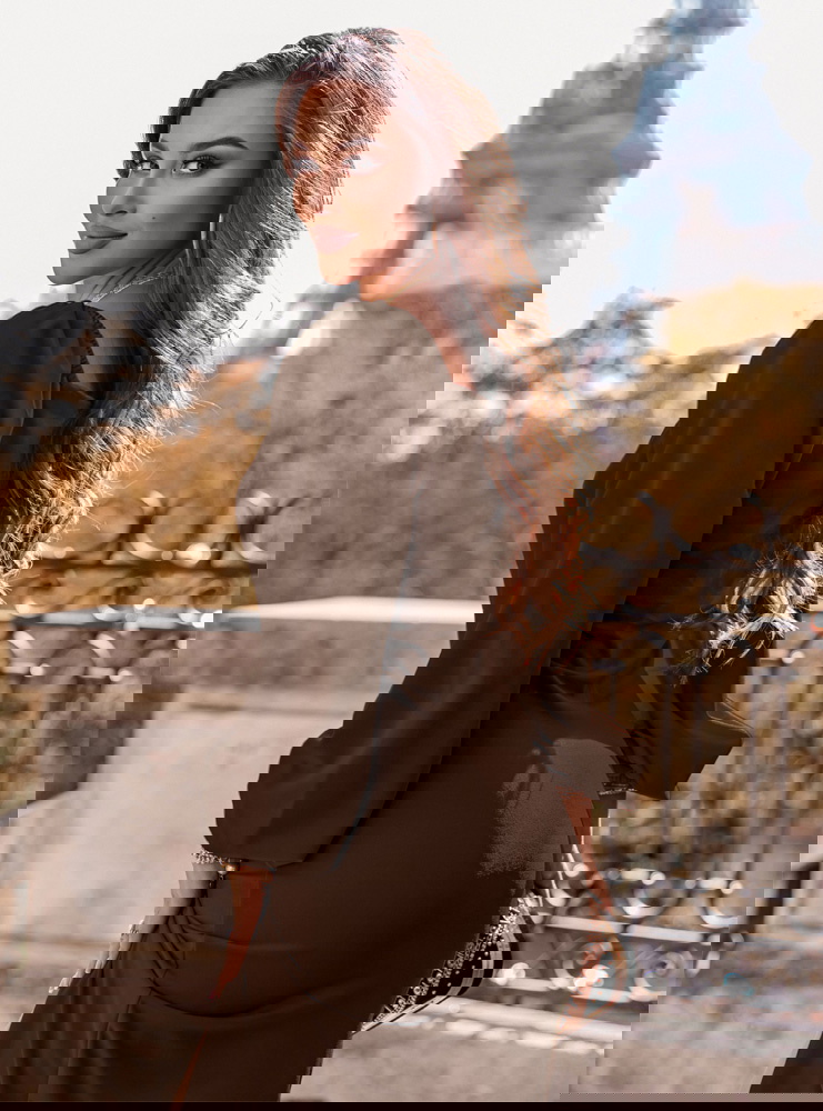 Czekoladowa sukienka z rozcięciem Darda