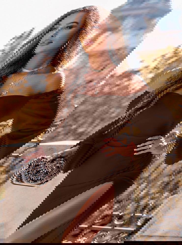 Czekoladowa sukienka z rozcięciem Darda