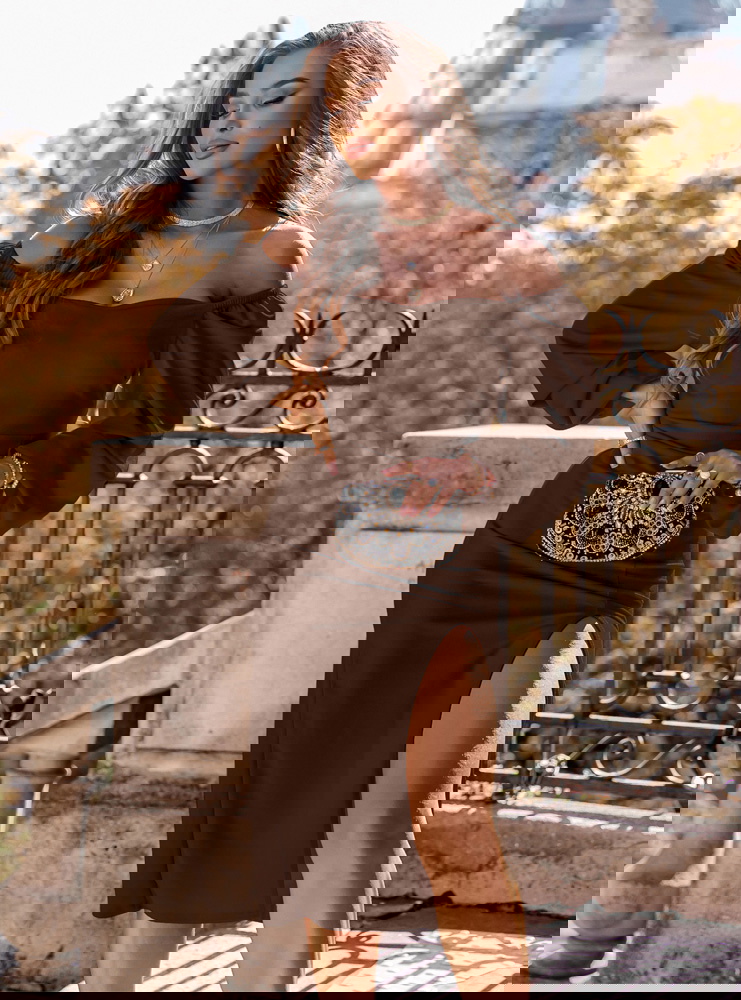 Czekoladowa sukienka z rozcięciem Darda