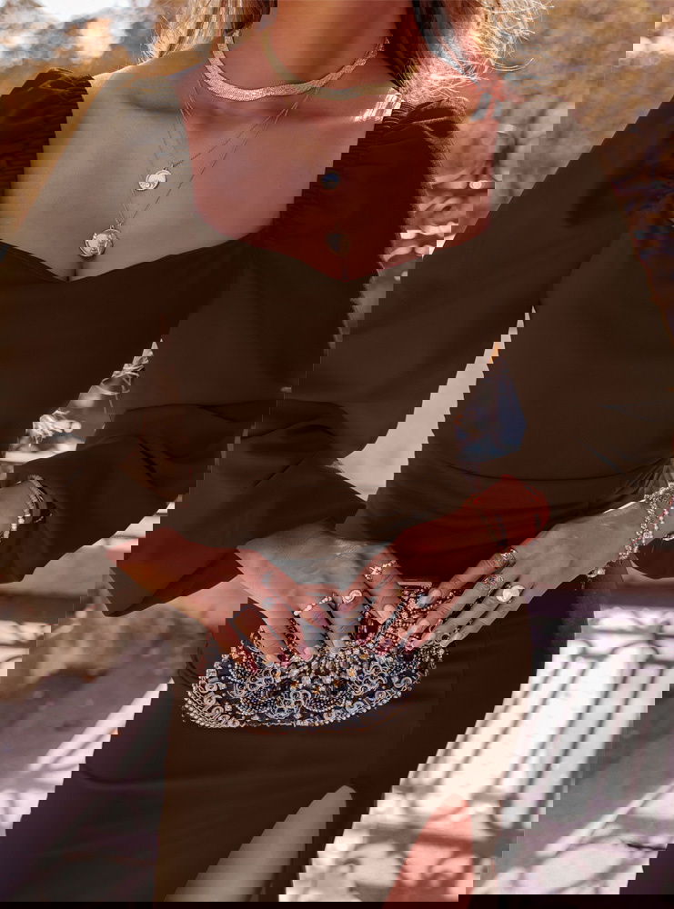 Czekoladowa sukienka z rozcięciem Darda