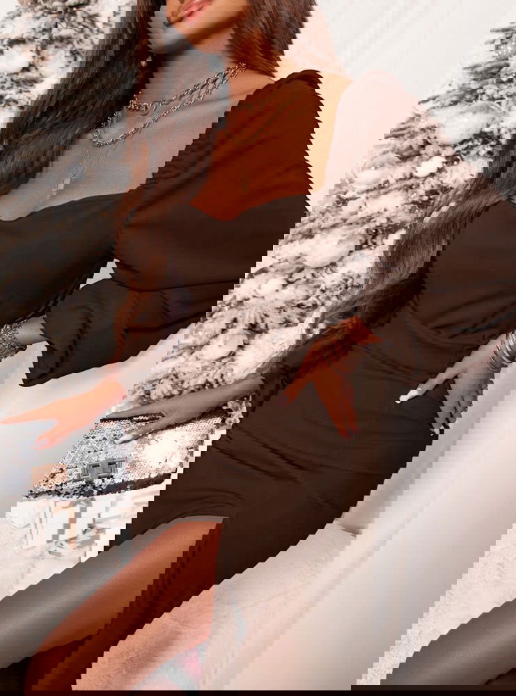 Czekoladowa sukienka z rozcięciem...