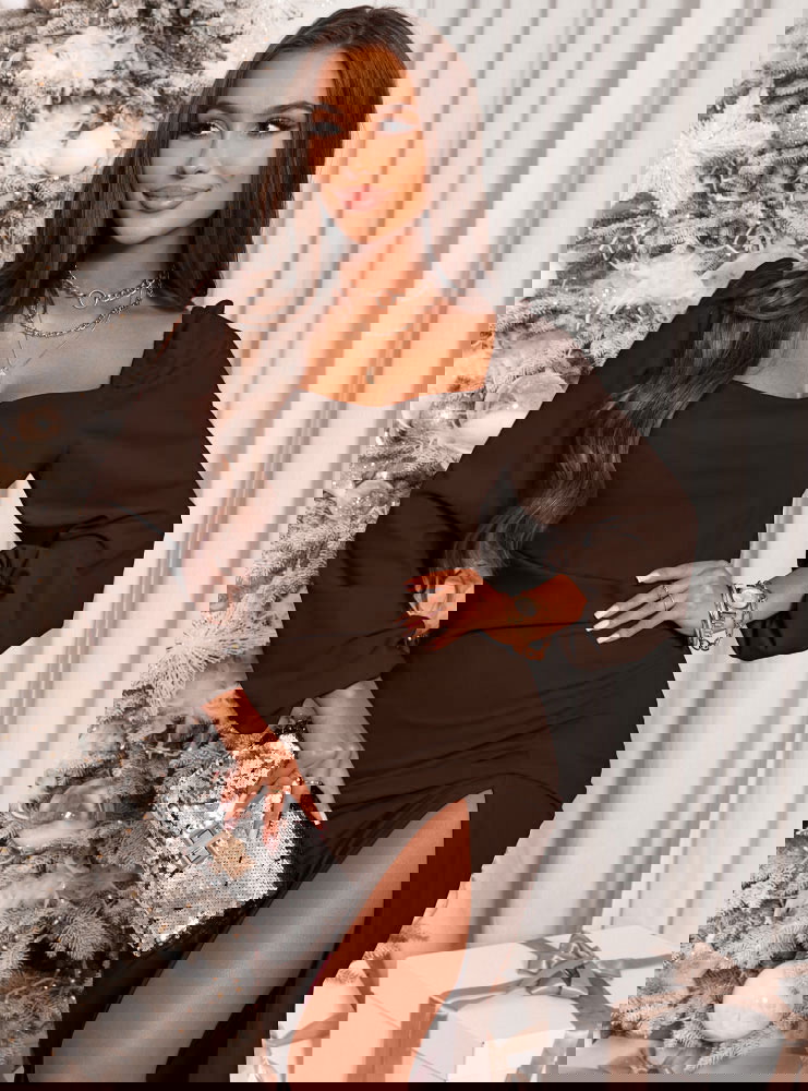 Czekoladowa sukienka z rozcięciem...