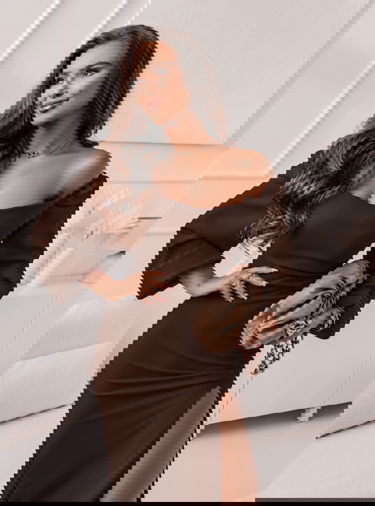 Czekoladowa sukienka z rozcięciem Dalena