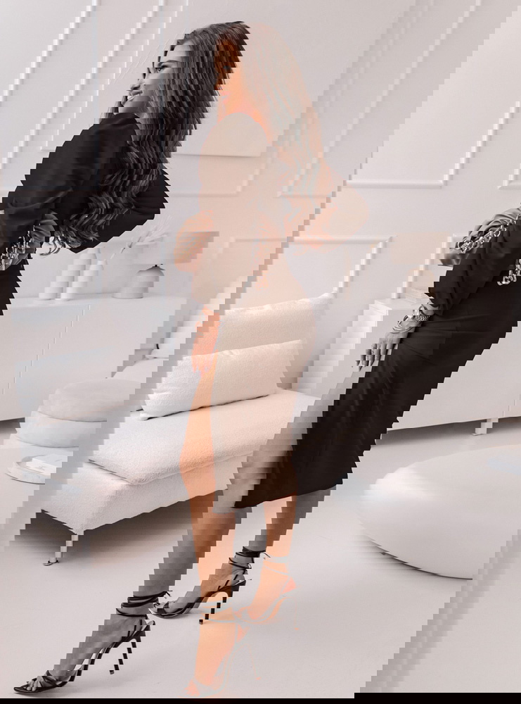 Czekoladowa sukienka z rozcięciem Dalena