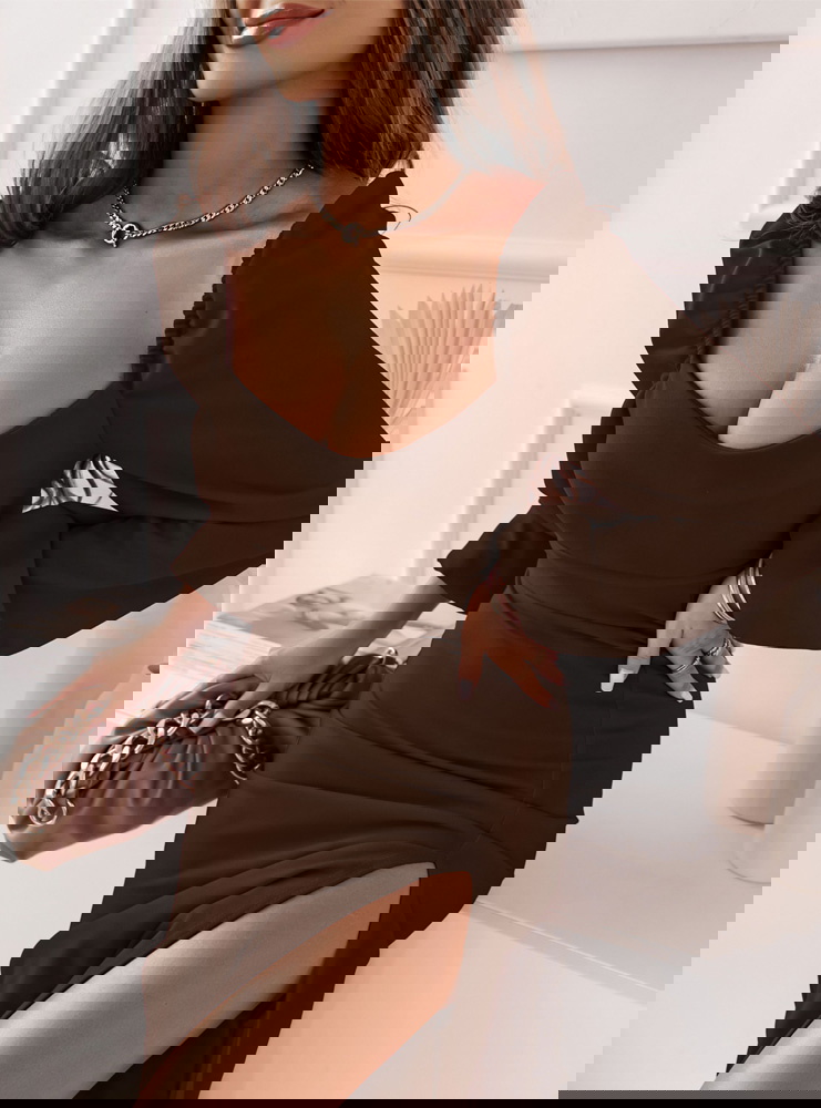 Czekoladowa sukienka z rozcięciem Dalena