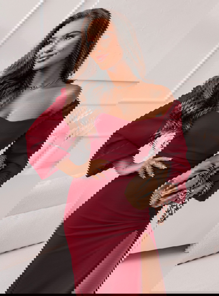 Bordowa sukienka z rozcięciem Dalena