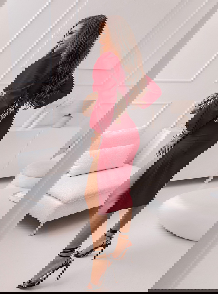 Bordowa sukienka z rozcięciem Dalena