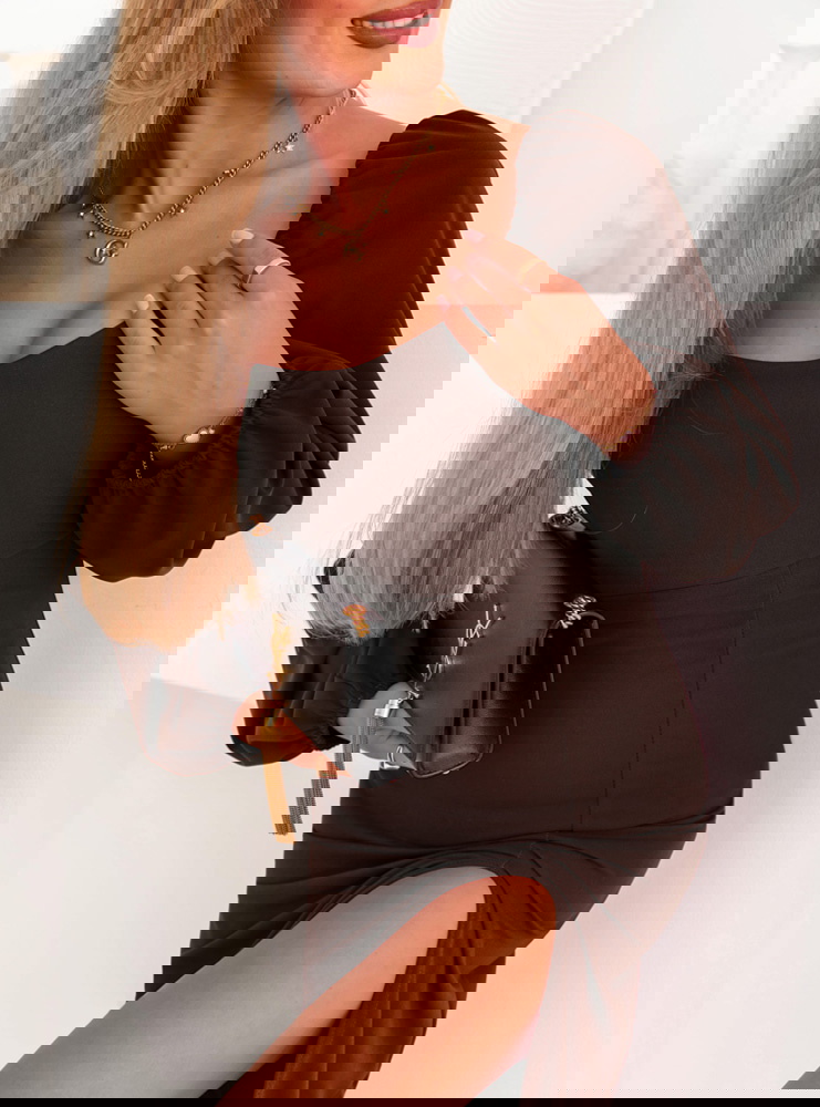 Czekoladowa sukienka z rozcięciem...