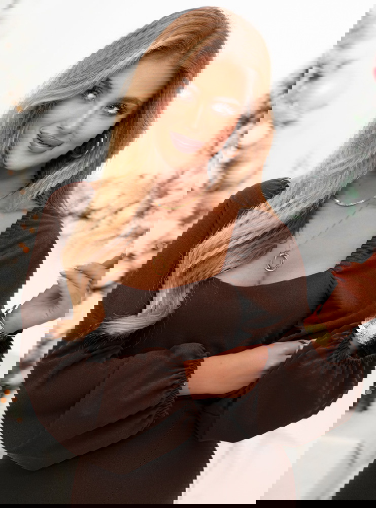 Czekoladowa sukienka z rozcięciem...