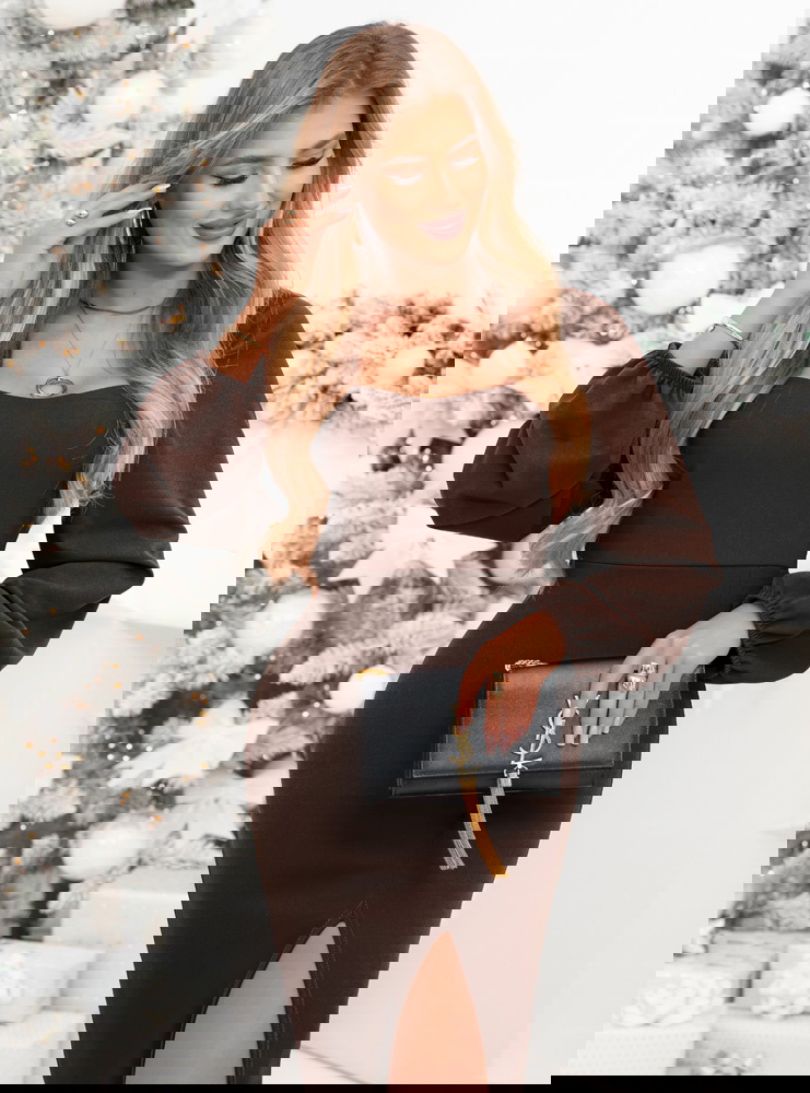 Czekoladowa sukienka z rozcięciem...