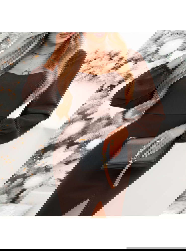 Czekoladowa sukienka z rozcięciem...