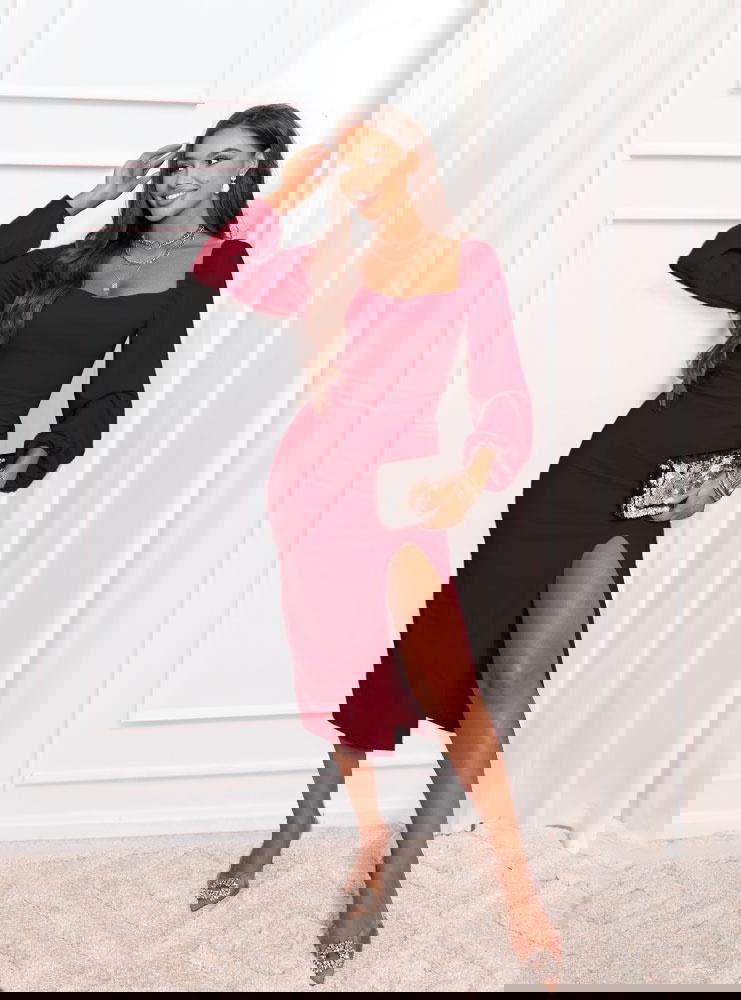 Bordowa sukienka z rozcięciem Pamalyn