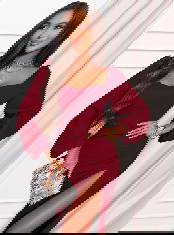 Bordowa sukienka z rozcięciem Pamalyn