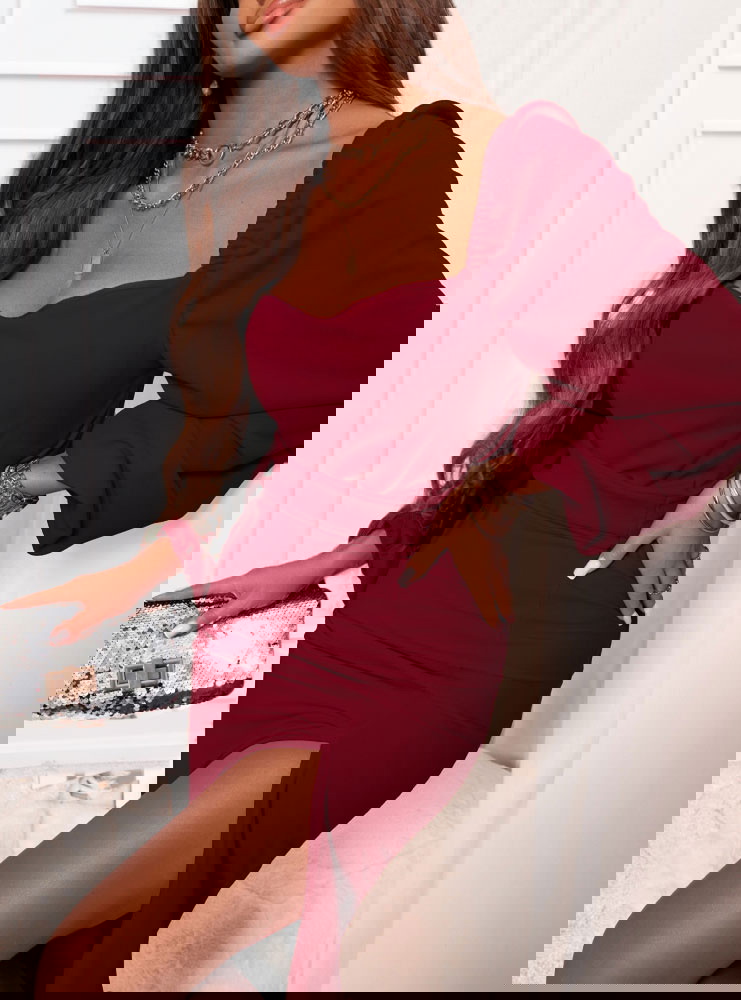 Bordowa sukienka z rozcięciem Pamalyn