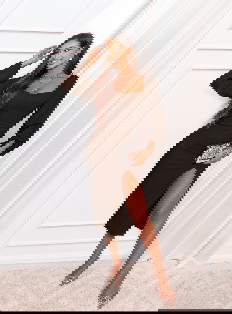 Czekoladowa sukienka z rozcięciem...