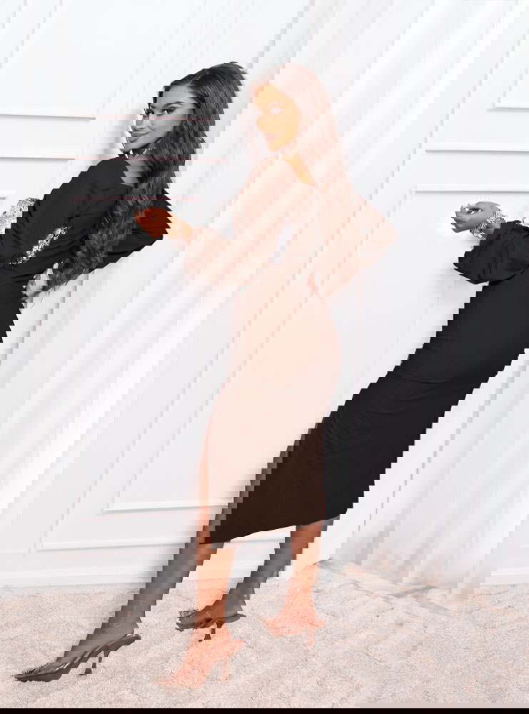 Czekoladowa sukienka z rozcięciem...