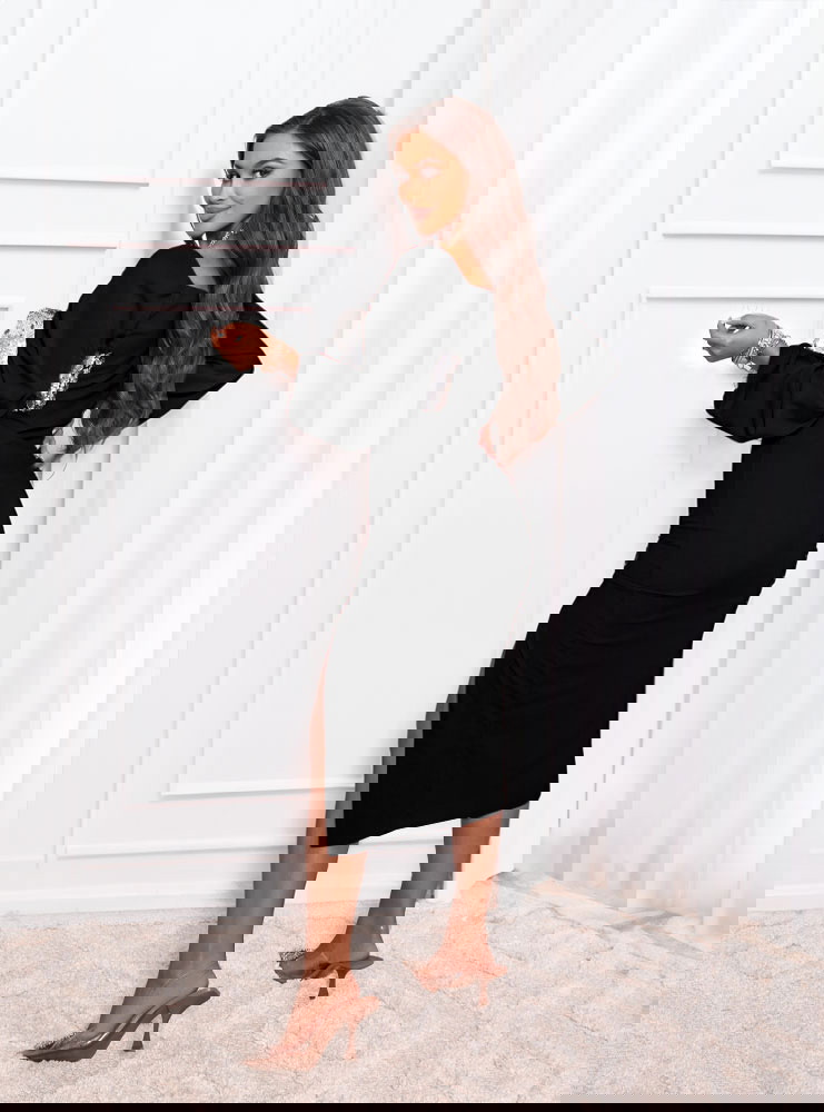 Czarna sukienka z rozcięciem Pamalyn