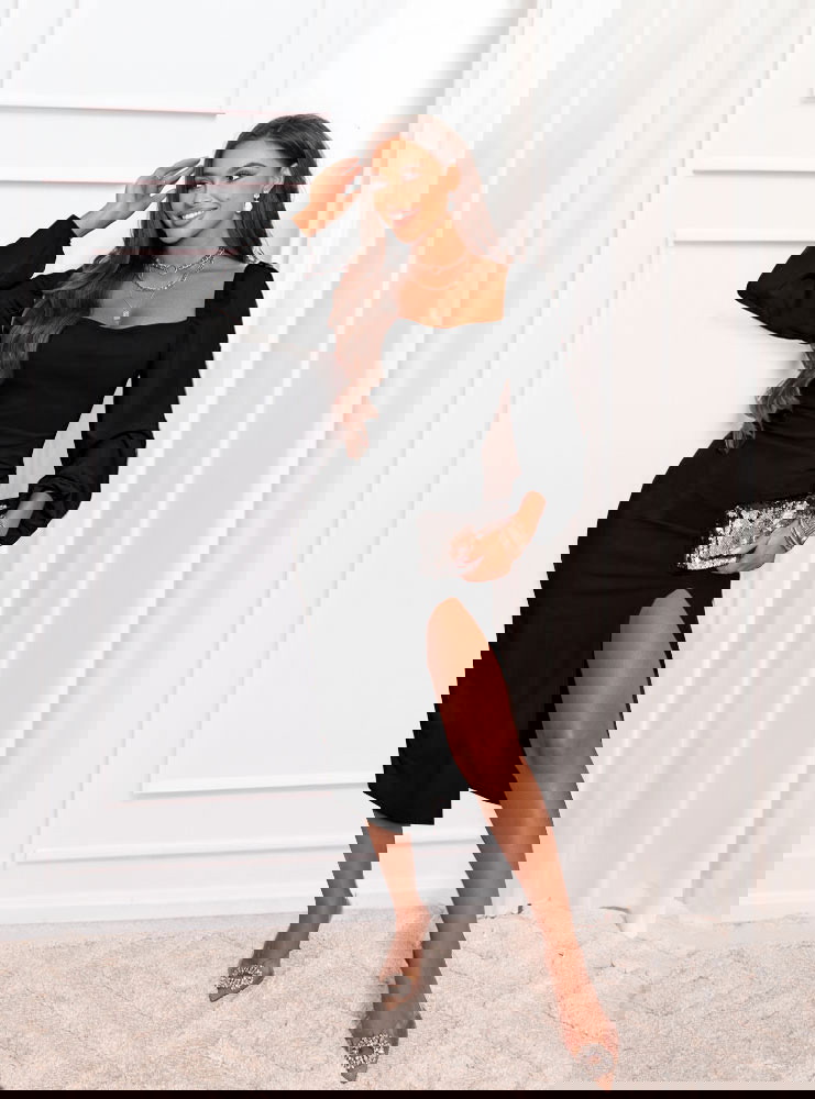 Czarna sukienka z rozcięciem Pamalyn